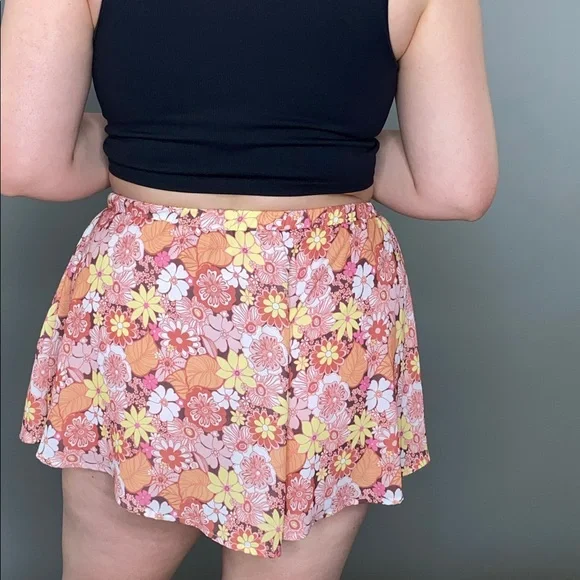 Altar’d State Floral Shorts Size M - Picture 2 of 3